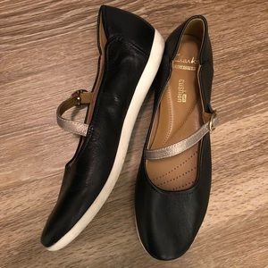 Clarks flats size 7